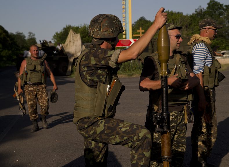 Soldados ucranianos son vistos en un pueto de control en las afueras del pueblo de Amvrosiivka, este de Ucrania, cerca de la frontera rusa el jueves 5 de junio de 2014. (Foto de AP/Vadim Ghirda)