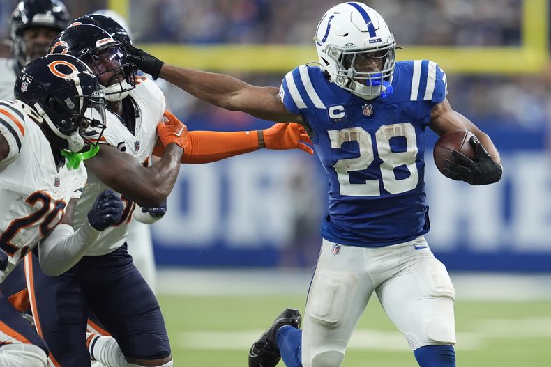 El corredor de los Colts de Indianapolis, Jonathan Taylor (28), corre contra los Bears Chicago durante la segunda mitad, el domingo 22 de septiembre de 2024, en Indianápolis. (AP Foto/Michael Conroy)
