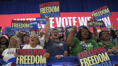Partidarios de la vicepresidenta y candidata demócrata a la presidencia Kamala Harris vitorean durante su discurso en un acto de campaña en el PA Farm Show Complex and Expo Center, el miércoles 30 de octubre de 2024 en Harrisburg, Pensilvania. (AP Foto/Matt Rourke)