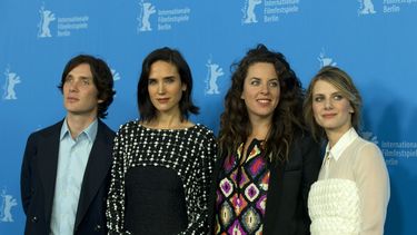 americateve | De izquierda a derecha, actores Cillian Murphy, Jennifer Connelly, directora Claudia Llosa y actriz Melanie Laurent posan para la foto en el destival de cine de Berl&iacute;n, mi&eacute;rcoles 12 de febrero de 2014, donde Llosa present&oacute; "Aloft