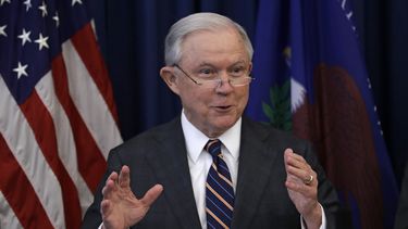 Secretario Sessions parece responder a críticas de Trump