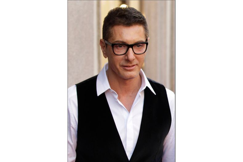 ARCHIVO - El diseñador de moda italiano Stefano Gabbana llega a la alfombra roja de la presentación del libro de retratos Milan Fashion, retratos de jugadores de fútbol, patrocinado por la marca de moda Dolce & Gabbana, en el centro de Milán, Italia, el 19 de mayo de 2011. (Foto AP/Luca Bruno, archivo)