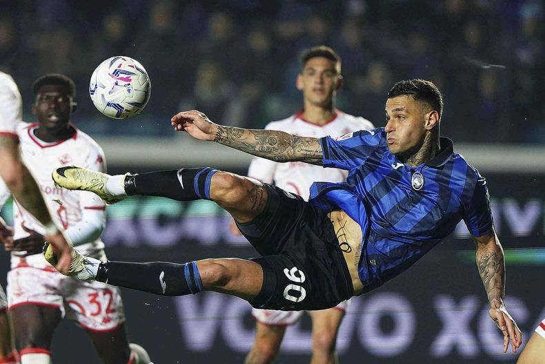 Gianluca Scamacca anota un gol para Atalanta en la victoria 4-1 ante la Fiorentina en la semifinales de la Copa Italia, el miércoles 24 de abril de 2024, en Bérgamo. (Spada/LaPresse vía AP)