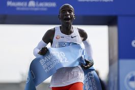 kipchoge fija record mundial al ganar el maraton de berlin