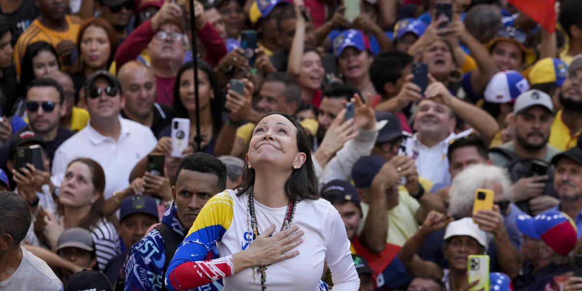 La líder opositora venezolana María Corina Machado habla ante sus seguidores durante una protesta contra el presidente, Nicolás Maduro, en Caracas, Venezuela, el 9 de enero de 2025, en la víspera de su toma de posesión para un tercer mandato. (AP Foto/Ariana Cubillos)