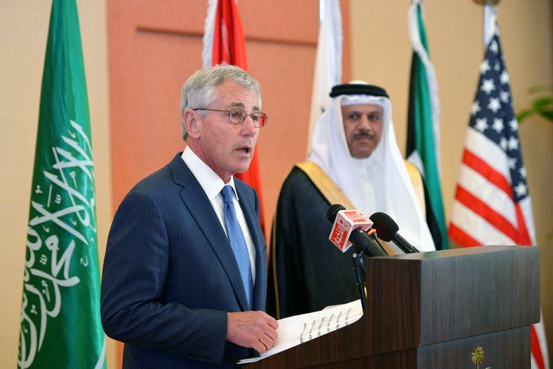 Chuck Hagel, secretario estadounidense de Defensa, habla con la prensa mientras lo observa el secretario general del Consejo de Cooperaci&oacute;n para los Estados &Aacute;rabes del Golfo P&eacute;rsico Abdullatif bin Rashid Al-Zayani, en la reuni&oacute;