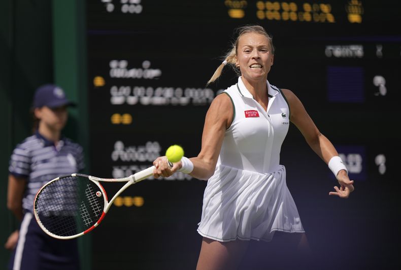 Anett Kontaveit, de Estonia, hace una devolución en contra de Marie Bouzkova, de República Checa, en su partido de individuales en el Día 4 del torneo de Wimbledon, en Londres, el jueves 6 de julio de 2023. (AP Foto/Alberto Pezzali)