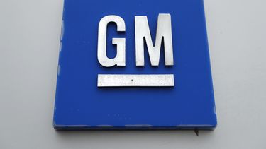 ARCHIVO - El logotipo de General Motors en Hamtramck, Michigan, el 27 de enero de 2020. (AP Foto/Paul Sancya, Archivo)