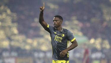 Man U vuelve de compras a Holanda; ficha a Malacia