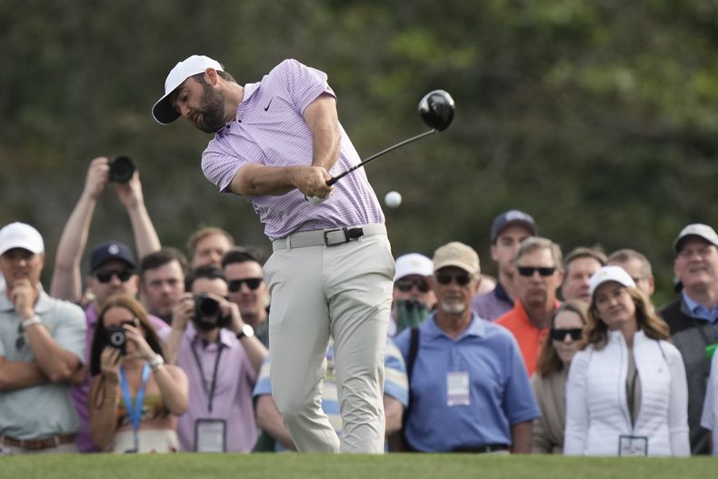 Scottie Scheffler disputa el hoyo 10 en la ronda de práctica antes del inicio del Masters en Augusta National Golf Club el miércoles 10 de abril del 2024. (AP Foto/Charlie Riedel)