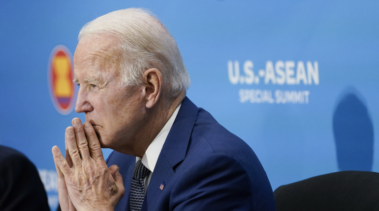 Biden se confunde y vuelve a llamar presidenta a Kamala Harris (VIDEO)