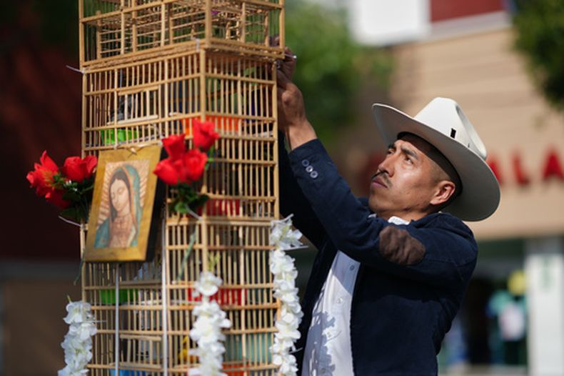 Un vendedor de pájaros prepara una jaula para sus aves antes de la peregrinación anual de pajareros hacia la Basílica de Guadalupe, el domingo 29 de marzo de 2026, en Ciudad de México. (AP Foto/Eduardo Verdugo)