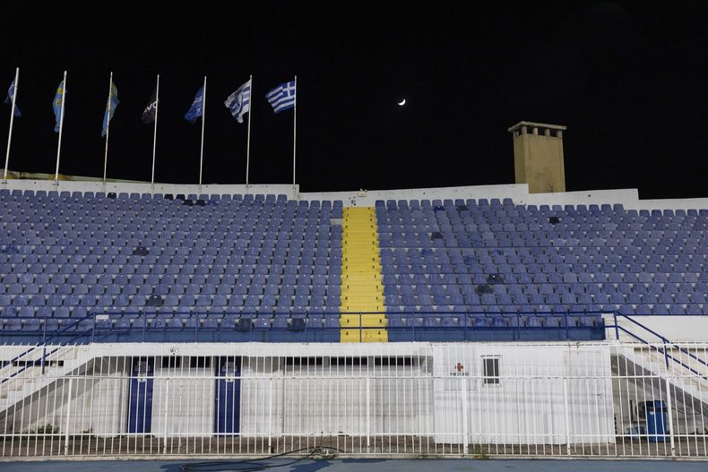 Una vista de las gradas vacías durante un partido de fútbol de la Súper Liga de Grecia entre Atromitos y Panathinaikos, en el estadio Peristeri, en Atenas, Grecia, el domingo 17 de diciembre de 2023. Todos los partidos de la máxima categoría del fútbol griego se jugarán sin espectadores durante dos meses, después de que un ataque de fanáticos dejó gravemente herido a un oficial de la policía antidisturbios. El policía murió el 27 de diciembre de 2023 en un hospital como consecuencia de las heridas provocadas por un disparo de bengala. (AP Foto/Yorgos Karahalis)