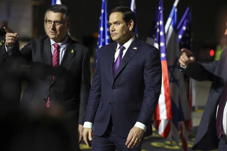 El ministro israelí de Exteriores, Gideon Saar, recibe al secretario de Estado de Estados Unidos, Marco Rubio, a su llegada a Israel, en la primera etapa de su gira por Oriente Medio en Tel Aviv, Israel, el sábado 15 de febrero de 2025. (Evelyn Hockstein/Pool Foto via AP)