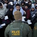 ARCHIVO - Agentes de la Patrulla Fronteriza piden a solicitantes de asilo que se formen en un campamento improvisado luego de que el grupo cruzó la frontera con México, el 2 de febrero de 2024, cerca de Jacumba Hot Springs, California. (AP Foto/Gregory Bull, Archivo)