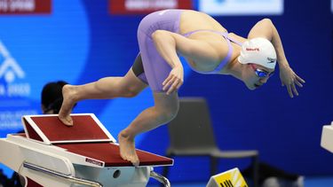 La china Zhang Yufei compite en la final de los 100 metros mariposa del Mundial de natación en Fukuoka, Japón, el lunes 24 de julio de 2023. (AP Foto/Lee Jin-man)