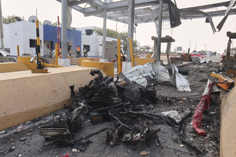 Restos de la explosión de un coche bomba en un peaje en Cúcuta, Colombia, el jueves 20 de febrero de 2025. (AP Foto/Mario Caicedo)