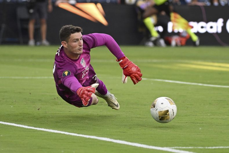 Matthew Freese (25), portero de Estados Unidos, defiende su arco durante el segundo tiempo de la semifinal de la Copa Oro frente a Guatemala, el miércoles 2 de julio de 2025, en San Luis. (AP Foto/Connor Hamilton)