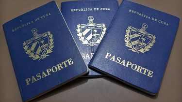 detienen a diez cubanos con documentos falsos en aeropuerto de cali