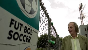 ARCHIVO - El técnico argentino César Luis Menotti en su presentación como entrenador del club mexicano Tecos, el 29 de agosto de 2007. Menotti, quien llevó a Argentina a conquistar su primera Copa Mundial en 1978, ha fallecido. Tenía 85 años. (AP Foto/Guillermo Arias)