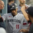 El dominicano Jorge Polanco, de los Mellizos de Minnesota, festeja en la cueva tras anotar en el juego ante los Dodgers de Los Ángeles, el lunes 15 de mayo de 2023 (AP Foto/Ashley Landis)