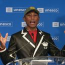 Pharrell Williams hace un gesto mientras habla después de ser nombrado Embajador de Buena Voluntad de la UNESCO para las Artes, la Educación y el Emprendimiento en la sede de la UNESCO en París, el martes 17 de diciembre de 2024. (Foto AP/Michel Euler)