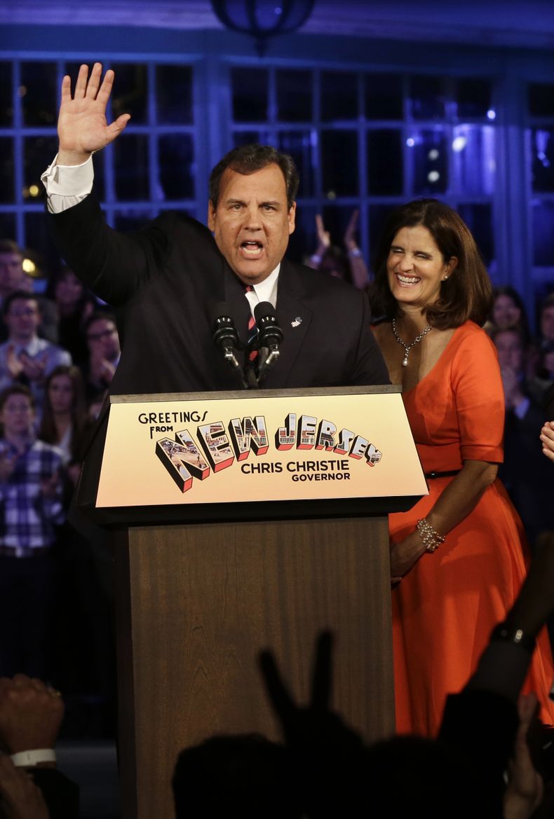 El gobernador republicano de Nueva Jersey, Chris Christie, saluda junto a su esposa Mary Pat Christie al celebrar su victoria reelectoral en Asbury Park, Nueva Jersey, el 5 de noviembre del 2013 (AP Foto/Mel Evans)