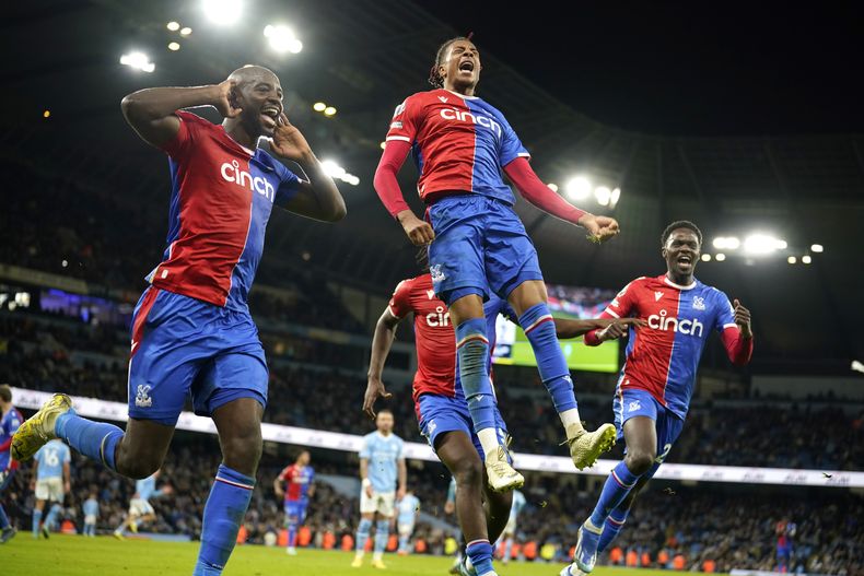 Jugadores del Crystal Palace celebran con Michael Olise después de que anotó el gol del empate en el encuentro ante el Manchester City en la Liga Premier el sábado 16 de diciembre del 2023. (AP Foto/Dave Thompson)