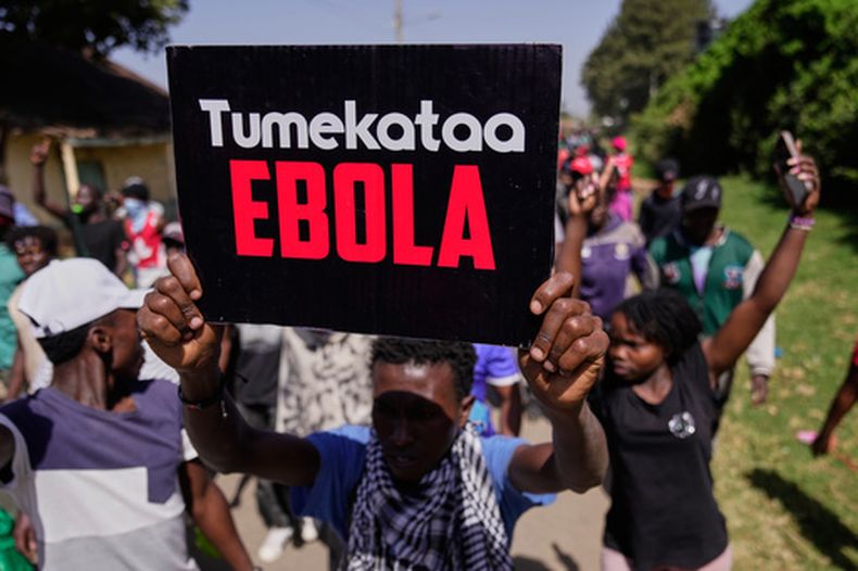 Un manifestante sujeta un cartel que dice Tumekataa Ebola (“Rechazamos el ébola”) en una protesta contra un centro de tratamiento de ébola establecido por EEUU en la Base Aérea Laikipia en Nanyuki, Kenia, el 9 de junio del 2026. (AP Foto/Brian Inganga)