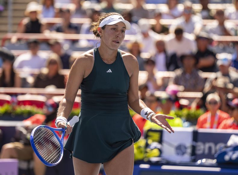 La estadounidense Jessica Pegula reacciona durante su duelo ante la letona Anastasija Sevastova en el Abierto de Montreal el viernes primero de agosto del 2025. (Christinne Muschi/The Canadian Press via AP)