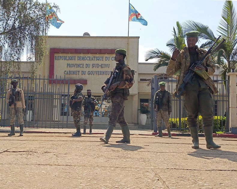 Rebeldes del M23 frente a la oficina administrativa de la provincia de Kivu del Norte en las afueras de Bukavu, República Democrática del Congo, el 16 de febrero del 2025. (AP foto/Janvier Barhahiga)