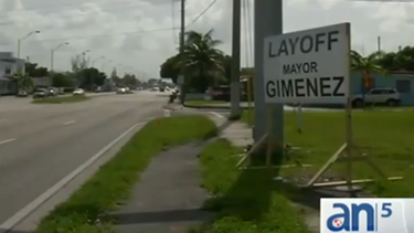 Aparecen letreros pidiendo que despidan a Carlos Giménez