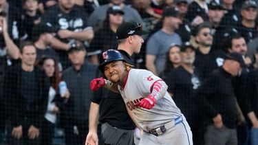 José Ramírez de los Guardianes de Cleveland tras conectar un triple ante los Medias Blancas de Chicago en el tercer juego de la serie divisional de la Liga Americana, el miércoles 7 de octubre de 2026, en Chicago. (AP Foto/Nam Y. Huh)