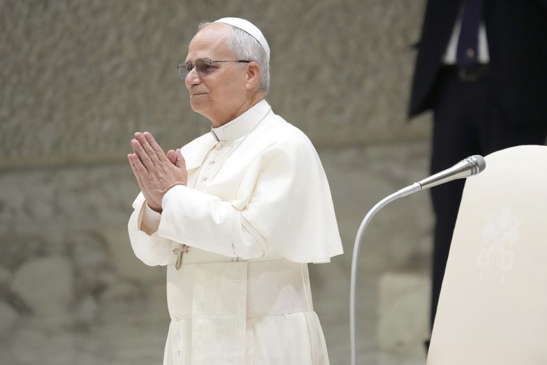 El papa León XIV saluda a su llegada para su audiencia general semanal en el Vaticano, el miércoles 20 de agosto de 2025. (AP Foto/Gregorio Borgia)