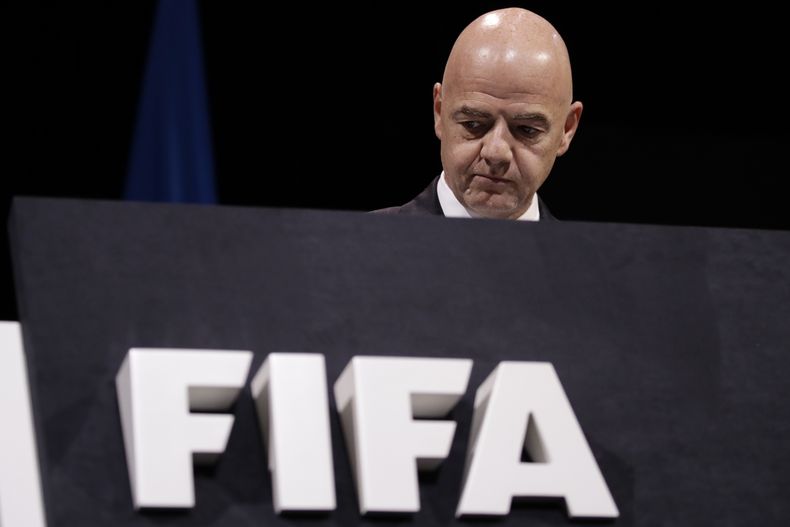 ARCHIVO - El presidente de la FIFA Gianni Infantino sube al estrado antes del 69no Congreso del organismo en París, el 5 de junio de 2019 (AP Foto/Alessandra Tarantino, archivo)