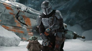 En esta imagen proporcionada por Disney+, Pedro Pascal en una escena de The Mandalorian. Jon Favreau dirigirá la película The Mandalorian & Grogu que comenzará a ser producida este año, informaron Lucasfilm y Disney el martes 9 de enero de 2024. (Disney+ vía AP)