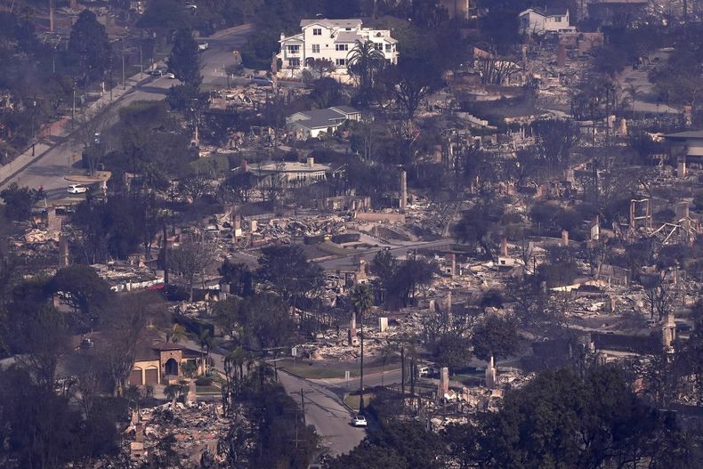 Casas quemadas mientras algunas aún están en pie, el jueves 9 de enero de 2025, en la sección Pacific Palisades de Los Ángeles. (Foto AP/Mark J. Terrill)