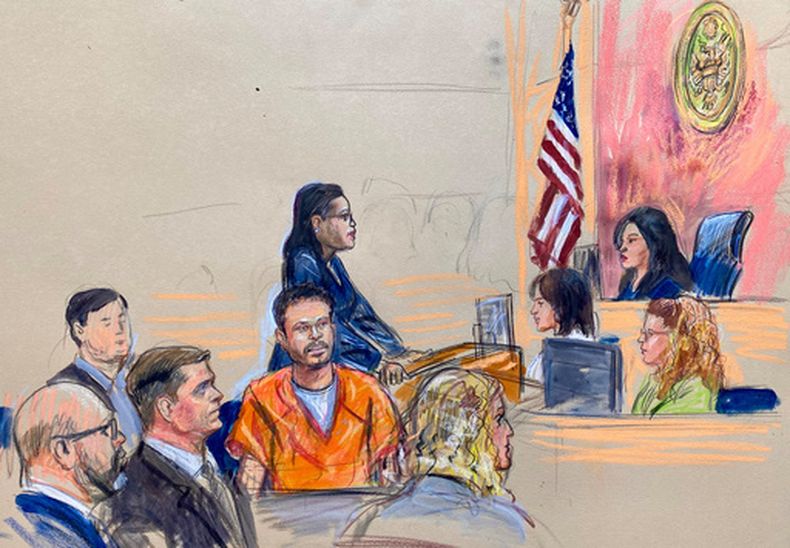 Este boceto judicial muestra a Cole Tomas Allen --el hombre de California arrestado por el tiroteo ocurrido durante la cena de corresponsales en Washington--, sentado en el centro, mientras comparece ante la jueza federal Moxila Upadhyaya, el jueves 30 de abril de 2026, en Washington. (Dana Verkouteren vía AP)