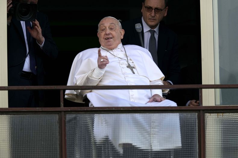 El papa Francisco aparece en una ventana de la Policlínica Agostino Gemelli en Roma, el domingo 23 de marzo de 2025, donde recibe tratamiento contra la bronquitis y la neumonía bilateral desde el 14 de febrero. (AP Photo/Domenico Stinellis)