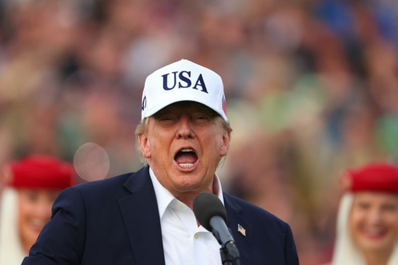El presidente estadounidense Donald Trump se dirige a la multitud durante el Abierto de Irlanda en el campo Trump International Golf Links en Doonbeg, Irlanda, el domingo 13 de septiembre de 2026. (Foto AP/Peter Morrison)