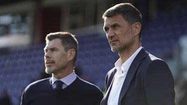 ARCHIVO - Foto del 11 de enero del 2020, Paolo Maldini y Zvonimir Boban observan un encuentro entre el Cagliari y el Milan. El martes 6 de junio del 2023, llega a su fin la etapa de Maldini como director del equipo. (Spada/LaPresse via AP)