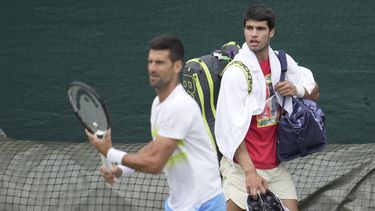Novak Djokovic y Carlos Alcaraz durante un entrenamiento previo al torneo de Wimbledon, el domingo 2 de julio de 2023. (AP Foto/Kin Cheung)