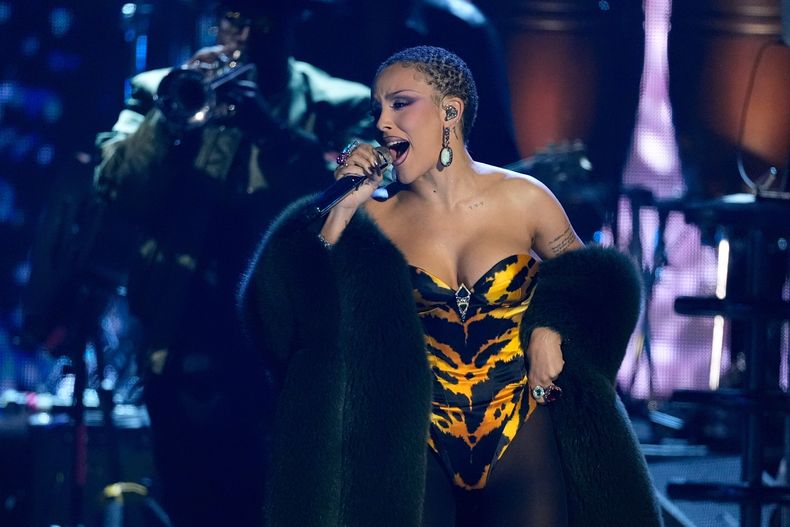 Doja Cat durante su presentación en la ceremonia de incorporación al Salón de la Fama del Rock and Roll de 2025 el sábado 8 de noviembre de 2025 en L.A. Live en Los Ángeles. (Foto AP/Chris Pizzello)