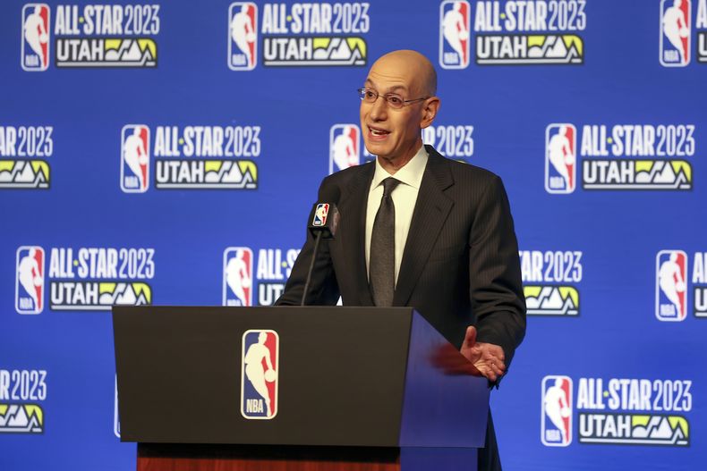 ARCHIVO - Adam Silver, comisionado de la NBA, responde a la prensa durante una conferencia realizada el sábado 18 de febrero de 2023 en Salt Lake City (AP Foto/Rob Gray, archivo)