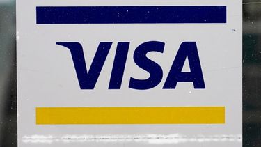 Un cartel de Visa en la puerta de un negocio, el 27 de abril de 2021, en Urbandale, Iowa. (Foto AP/Charlie Neibergall, Archivo)