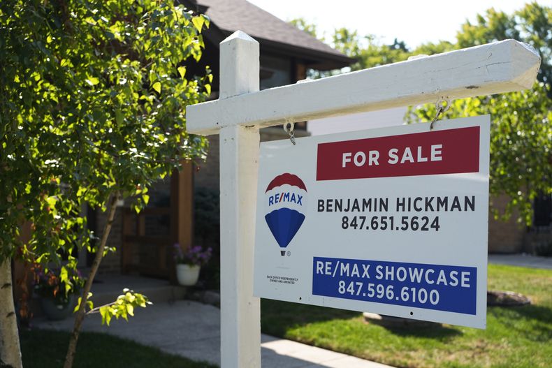 Un anuncio de venta frente a una casa en Morton Grove, Illinois, el domingo 25 de agosto de 2024. (AP Foto/Nam Y. Huh)