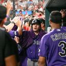 Jake McCarthy, de los Rockies de Colorado, festeja en la cueva luego de pegar un cuadrangular ante los Cardenales de San Luis, en el sexto inning del juego del sábado 8 de agosto de 2026 (AP Foto/Lexie Knight)