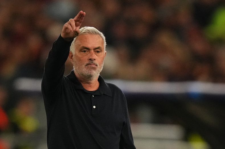 Jose Mourinho, técnico del Real Madrid, da indicaciones durante un partido de la Liga de Campeones ante la Roma, el miércoles 14 de octubre de 2026 (AP Foto/Alessandra Tarantino)