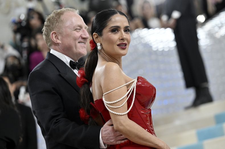 Salma Hayek, derecha, y Francois-Henri Pinault llegan a la gala del Instituto del Vestido del Museo Metropolitano de Arte para celebrar la inauguración de la exposición Karl Lagerfeld: A Line of Beauty el 1 de mayo de 2023, en Nueva York. Hayek produjo la película Quiero tu vida, que se estrena el 3 de mayo en el servicio de streaming ViX. (Foto Evan Agostini/Invision/AP)