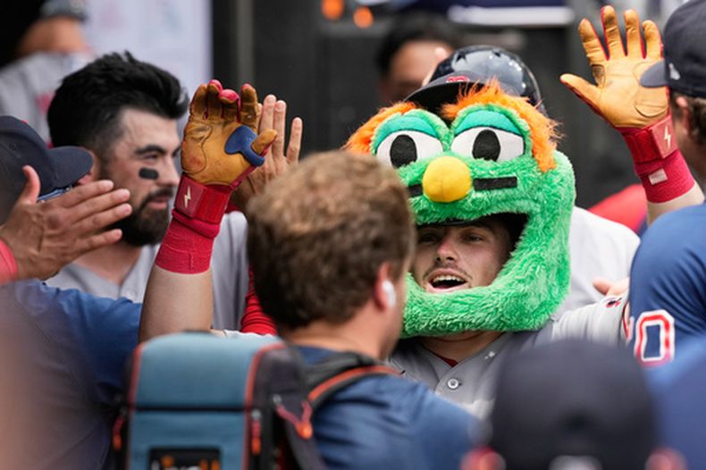 Caleb Durbin de los Medias Rojas de Boston celebra con sus compañeros tras batear un jonrón de dos carreras en la cuarta entrada ante los Medias Blancas de Chicago el jueves 9 de julio del 2026. (AP Foto/Nam Y. Huh)